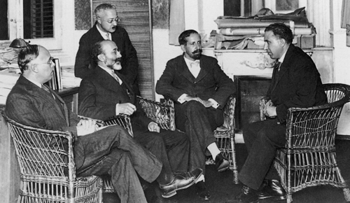 Tomás Navarro Tomás, Ramón Menéndez Pidal, Homero Serís (dempeus), Américo Castro i Pedro Salinas, 1928.