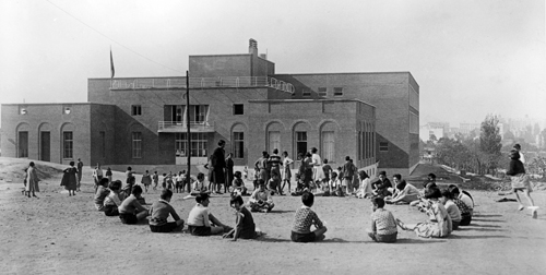 Alumnes davant de l’Instituto-Escuela, Madrid, cap al 1933.