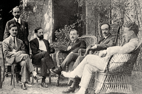 D'esquerra a dreta, Alberto Jiménez Fraud, Juan Ramón Jiménez (dret, darrere), Américo Castro, Manuel García Morente i el crític d'art Àngel Vegué i Goldoni al jardí de la Residencia de Estudiantes, a la seva primera seu del carrer Fortuny, 8, Madrid, cap a 1914. 