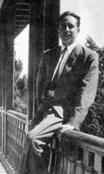  Severo Ochoa a la balconada del Pavelló Transatlàntic a la Residencia de Estudiantes, Madrid, cap al 1930; targeta postal de la Residencia de Estudiantes, Madrid, anys 20. 