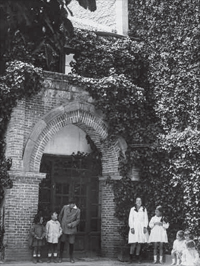 Students in front of the Institución Libre de Enseñanza