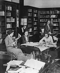 Biblioteca de la Residencia de Señoritas en la calle Miguel Ángel, 8, Madrid, 1930.