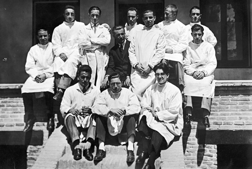 Residencia de Estudiantes, Madrid. Paulino Suárez, director del Laboratorio de Bacteriología de la Residencia de Estudiantes, con residentes de tercer año de Medicina, Madrid, curso 1926-1927.