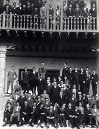 Grupo de residentes frente al Pabellón Transatlántico, Madrid, marzo de 1925. En el ángulo inferior derecho: Federico García Lorca, León Sánchez Cuesta y Salvador Dalí. En la fila superior: Ángel Garma (segundo por la derecha), Ricardo Orueta y Gonzalo Gurriarán (sentados tercero y cuarto por la izquierda), Paulino Suárez y Claudio Sánchez Albornoz (de pie, en el centro).