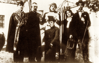 José Bello, José Moreno Villa, Luis Buñuel, José María Hinojosa (sentado), María Luisa González y  Salvador Dalí, Toledo, 18 de enero de 1925. Fotografía de Juan Vicens.