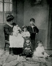 He has four siblings: Luis, Concha, Carlos, and María Emilia, as well as two half brothers: Mariano and Federico Altolaguirre Palma