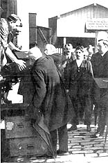 Transfer of the Bécquer brothers’ remains to the University of Seville’s chapel, 1911.