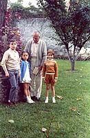 De izquierda a derecha, Manuel Ulacia Altolaguirre, Paloma Ulacia Altolaguirre, Luis Cernuda y Luis Ulacia Altolaguirre, en el jardín de Tres Cruces, 11, México, hacia 1960
