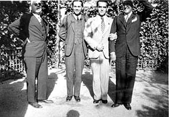 De izquierda a derecha, Dámaso Alonso, Luis Cernuda, Federico García Lorca y Vicente Aleixandre, con motivo de una comida ofrecida a la hispanista francesa Mathilde Pomés. Madrid, 11 de abril de 1931