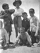Niños en la playa de Isla Cristina, Huelva, verano de 1934
