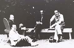 De izquierda a derecha, Eugenio Florit (sentado), Pedro Salinas, Luis Cernuda y Jorge Mañach en Middlebury College, Vermont, verano de 1948