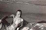 Luis Cernuda en la playa de Acapulco, años 50