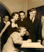 Concha Méndez, en el momento de firmar el registro de la boda de su hija Paloma con Manuel Ulacia Esteve, México, noviembre de 1952.