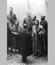 Visita de profesores y alumnos universitarios, entre ellos José Ortega y Gasset a San Lorenzo de El Escorial, años 30. María Zambrano es la primera a la derecha. Fundación María Zambrano, Vélez-Málaga.