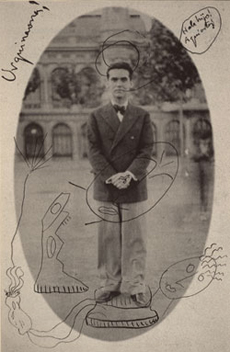Federico Garca Lorca en la plaza de Urquiniona, Barcelona, 1927. Fotografa con anotaciones y dibujos enviada por el poeta a Salvador Dal. 
Coleccin Patronato Cultural Federico Garca Lorca de la Diputacin de Granada (donacin de Ana Mara Dal)