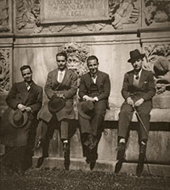 De izquierda a derecha, Francisco García Lorca, Federico García Lorca, Antonio Luna y Antonio Álvarez de Cienfuegos en el Pilar de Carlos V, Granada, 1928. Colección Fundación García Lorca, Madrid.