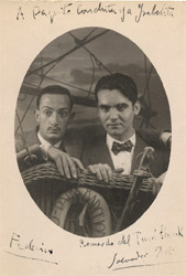 Salvador Dal y Federico Garca Lorca en una verbena, Barcelona, aos veinte. Con la dedicatoria: A Paquito, Conchita y a Isabelita. Fotografa de poca