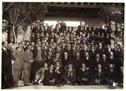 Grupo de residentes asistentes al concurso atlético de la Residencia en marzo de 1925. Sentados en el centro, Ricardo de Orueta, María de Maeztu, José Ortega y Gasset, Antonio Vinent Portuondo (marqués de Palomares), Gabriel Gancedo, Alberto Jiménez Fraud, Juan Negrín y Claudio Sánchez Albornoz. De pié, primeros por la izquierda, Luis Álvarez Santullano y José García Rodríguez, Madrid, 1925
