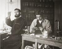 Dos investigadores en el Laboratorio de Biologa Marina de Santander, hacia 1910. A la derecha, Celso Arvalo, uno de los pensionados por el Museo de Ciencias Naturales para ampliar estudios en Santander. Coleccin particular, Madrid