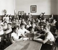 Clase de español a alumnos alemanes en las Colonias Escolares Internacionales