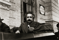 Albert Einstein durante su estancia en Madrid, delante del Museo Nacional de Ciencias Naturales, probablemente camino de la cercana Residencia de Estudiantes, donde pronunció una conferencia sobre la teoría de la relatividad, marzo de 1923. Archivo General de la Administración. Alcalá de Henares, Madrid
