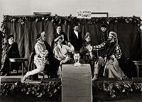 Representación teatral de Don Juan Tenorio en la Residencia de Estudiantes, con Luis Buñuel en el papel de don Juan y Américo Castro como apuntador. Unidad de Tratamiento y Archivo de la Documentación, Centro de Ciencias Humanas y Sociales, CSIC, Madrid