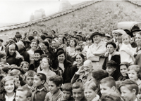 Manuel B. Cossío (sentado, en el centro), Domingo Barnés (de pie, tras él) y, a la derecha de ambos, Jacinta Landa, Gloria de los Ríos y María José Palomares en el tercer aniversario del Coro y Teatro del Pueblo de las Misiones Pedagógicas, Bustarviejo (Madrid), 15 de mayo de 1935. Fotografía atribuida a José Val del Omar. Archivo María José Val del Omar y Gonzalo Sáenz de Buruaga, Madrid