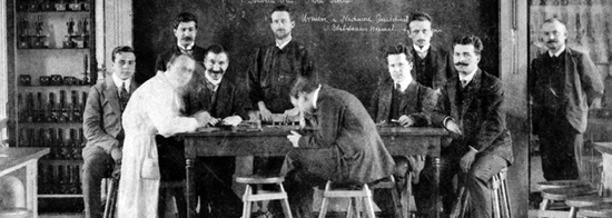 Equipo de investigadores del Instituto de Fisiología de Leipzig. El primero por la izquierda es Juan Negrín, que desde 1912 era doctor por la universidad alemana. Archivo Juan Negrín López, París.