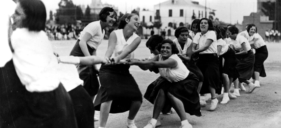 Alumnas de secundaria del Instituto-Escuela en clase de gimnasia. Archivo General de la Administración