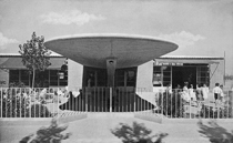Entrada a dos de las seis aulas del pabellón de párvulos del Instituto-Escuela, Sección Altos del Hipódromo, proyectado por los arquitectos Carlos Arniches y Martín Domínguez con la colaboración del ingeniero Eduardo Torroja en la estructura de hormigón armado de la marquesina de entrada, Madrid, 1935.