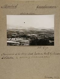 Panorama de la sierra hasta la planicie desde el camino de la peña del Arcipreste de Hita. (La Maliciosa, La Pedriza, Cerro de San Pedro, Cercedilla, Los Molinos). Fotografía de José Royo Gómez, 1932