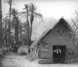 Campesino en una cabaña en los alrededores de Orihuela, entre 1916 y 1932. Trabajo de campo de los investigadores de la Sección de Folclore del Centro de Estudios Históricos. Fotografía en cristal Campesino en una cabaña en los alrededores de Orihuela, entre 1916 y 1932. Trabajo de campo de los investigadores de la Sección de Folclore del Centro de Estudios Históricos. Fotografía en cristal