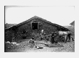 Pajar en Asturias, entre 1916 y 1932. Trabajo de campo de los investigadores de la Sección de Folclore del Centro de Estudios Históricos. Fotografía en cristal