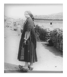 Mujer con zuecos,entre 1916 y 1932. Trabajo de campo de los investigadores de la Sección de Folclore del Centro de Estudios Históricos. Fotografía en cristal