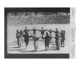 Grupo bailando la sardana, Barcelona, entre 1916 y 1932. Trabajo de campo de los investigadores de la Sección de Folclore del Centro de Estudios Históricos. Fotografía en cristal