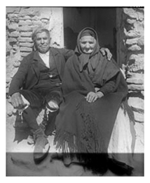Pareja de ancianos aragoneses,entre 1916 y 1932. Trabajo de campo de los investigadores de la Sección de Folclore del Centro de Estudios Históricos. Fotografía en cristal
