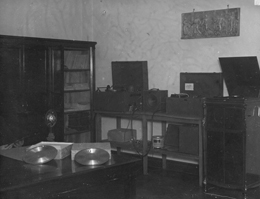 El Laboratorio de Fonética del Centro de Estudios Históricos, Madrid, años treinta. Fotografía en cristal