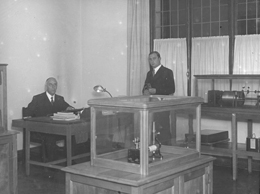 Tomás Navarro Tomás y un colaborador en el Laboratorio de Fonética del Centro de Estudios Históricos, Madrid, años treinta. Fotografía en cristal