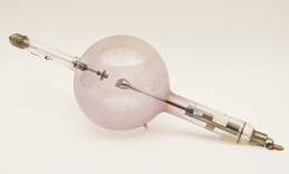 Tubo de rayos X, hacia 1920. Este instrumento fue utilizado por Julio Palacios en el Laboratorio de Investigaciones Físicas primero y del Instituto Nacional de Física y Química después. Preocupado por las estructuras cristalográficas, los métodos de difracción de rayos X le permitieron identificar sustancias cristalinas y determinar su estructura
