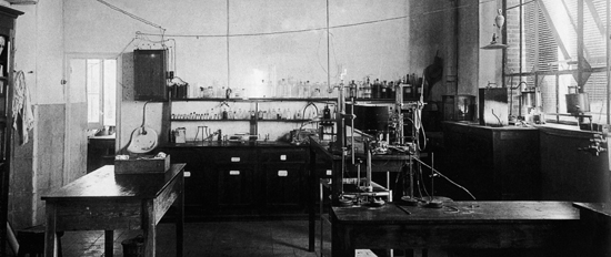 Laboratorio de Química en el pabellón Transatlántico de la Residencia de Estudiantes. Madrid, años 20. Archivo Espasa Calpe