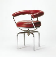 Silla pivotante diseñada por Le Corbusier, Pierre Jeanneret y Charlotte Perriand, 1928. Acero tubular niquelado y tapicería de cuero, 72,7 x 62,5 x 55,5 cm. Vitra Design Museum, Weil am Rhein, Alemania.
