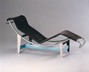 Chaisse longue diseñada por Le Corbusier, Pierre Jeanneret y Charlotte Perriand, 1928-1929. Acero tubular cromado y lacado, resortes y lona, Vitra Design Museum, Weil am Rhein, Alemania.