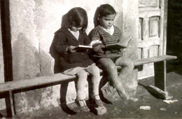 Un niño y una niña leyendo unos libros de la biblioteca de Misiones Pedagógicas, hacia 1932. Residencia de Estudiantes, Madrid