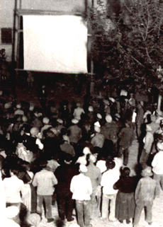 Público esperando el comienzo de una sesión de cine al aire libre, hacia 1932. Residencia de Estudiantes, Madrid