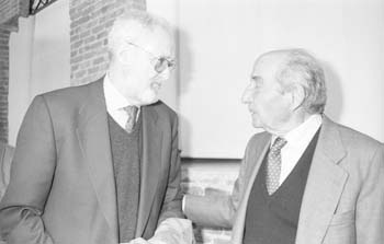 José Luis Sampedro con el poeta el 17 de enero de 1996 en la Residencia de Estudiantes.