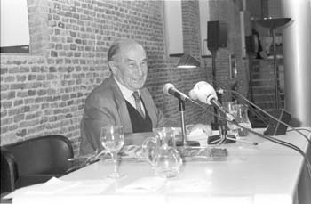 Jos Antonio Muñoz Rojas lee sus poemas en la Residencia de Estudiantes.