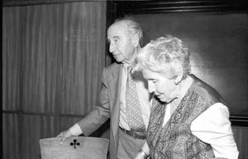 Isabel García Lorca con Muñoz Rojas en febrero de 2001 en la Residencia de Estudiantes.