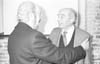 José Manuel Caballero Bonald (de espaldas) saluda a Muñoz Rojas el 17 de enero de 1996 en la Residencia de Estudiantes.
