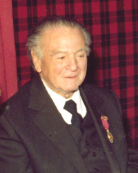 Manuel de Terán con la Medalla de Oro de la Universidad Complutense, Madrid, 1982