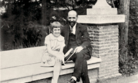 Juan Ramón Jiménez con una niña en el banco del duque de Alba, hacia 1926. Residencia de Estudiantes, Madrid.